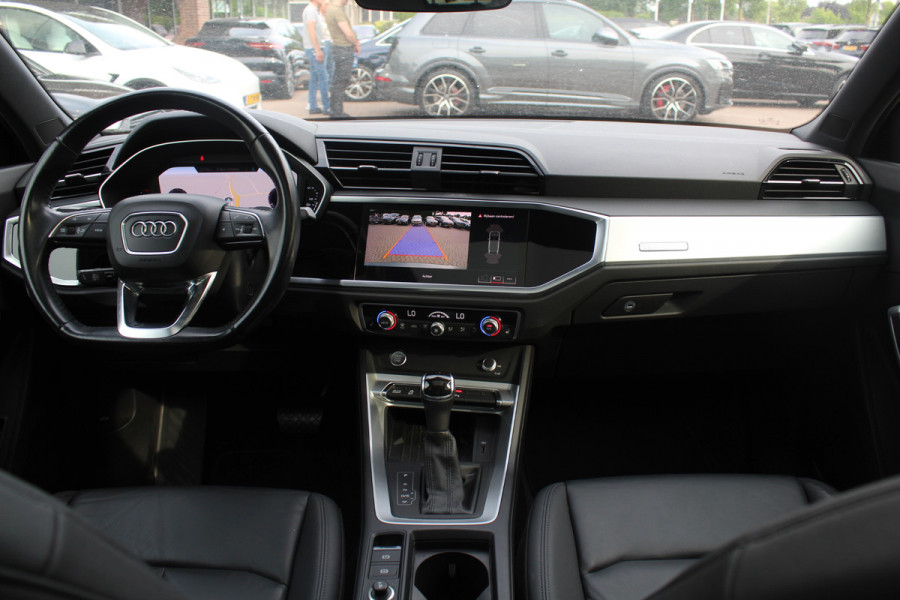 Audi Q3 Sportback 45 TFSI quattro edition one / Trekhaak / Panoramadak / Camera / Leder / 20'' / Matrix LED / Navigatie / Stoelverwarming / DAB / ACC