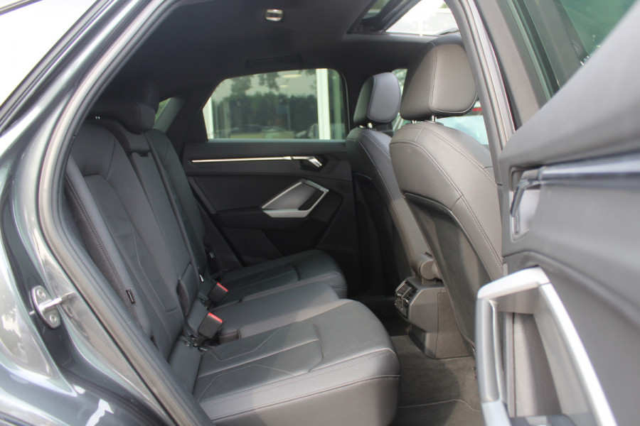 Audi Q3 Sportback 45 TFSI quattro edition one / Trekhaak / Panoramadak / Camera / Leder / 20'' / Matrix LED / Navigatie / Stoelverwarming / DAB / ACC