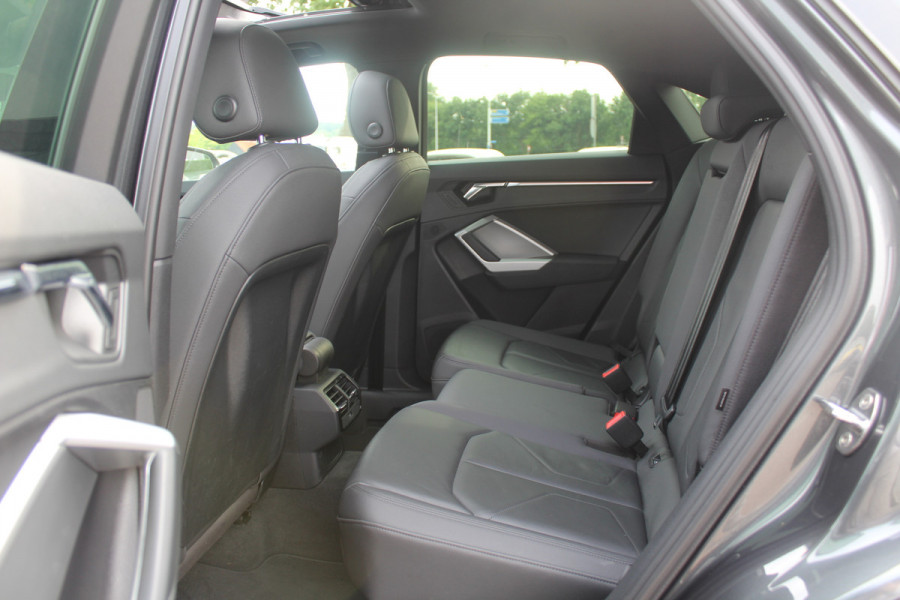 Audi Q3 Sportback 45 TFSI quattro edition one / Trekhaak / Panoramadak / Camera / Leder / 20'' / Matrix LED / Navigatie / Stoelverwarming / DAB / ACC