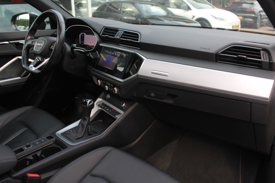 Audi Q3 Sportback 45 TFSI quattro edition one / Trekhaak / Panoramadak / Camera / Leder / 20'' / Matrix LED / Navigatie / Stoelverwarming / DAB / ACC