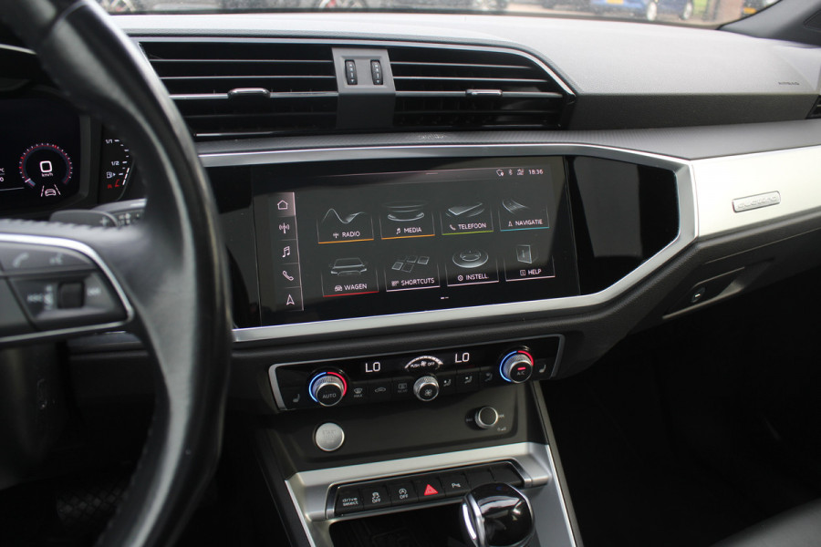 Audi Q3 Sportback 45 TFSI quattro edition one / Trekhaak / Panoramadak / Camera / Leder / 20'' / Matrix LED / Navigatie / Stoelverwarming / DAB / ACC