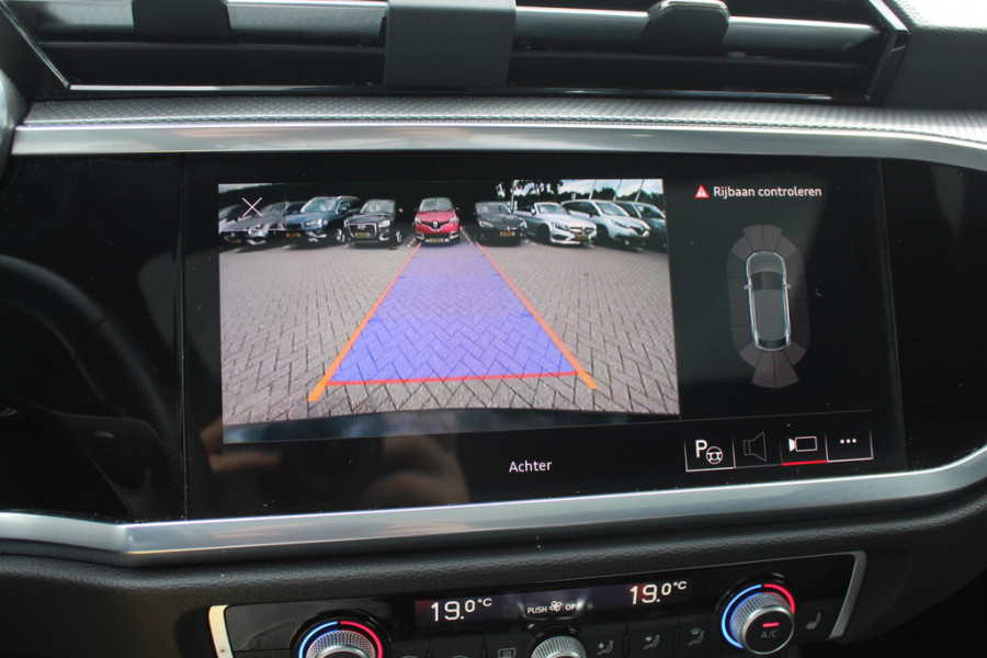Audi Q3 Sportback 45 TFSI quattro edition one / Trekhaak / Panoramadak / Camera / Leder / 20'' / Matrix LED / Navigatie / Stoelverwarming / DAB / ACC