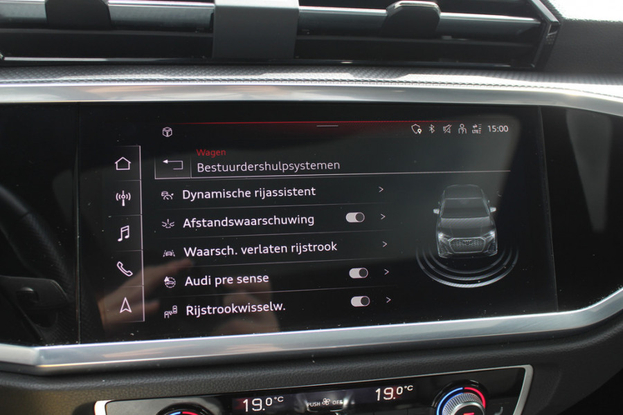 Audi Q3 Sportback 45 TFSI quattro edition one / Trekhaak / Panoramadak / Camera / Leder / 20'' / Matrix LED / Navigatie / Stoelverwarming / DAB / ACC