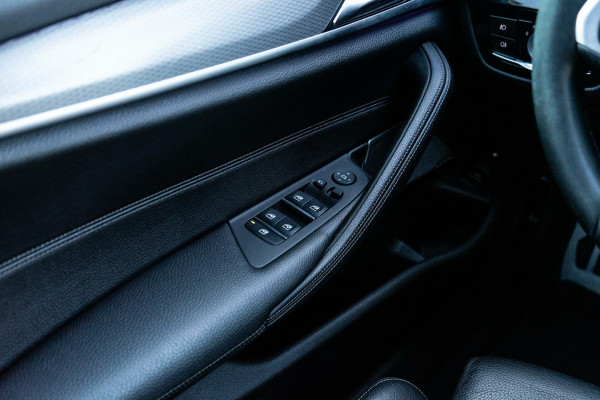 BMW 5 Serie 530e High Executive M-Sport 360 / HUD / B&W