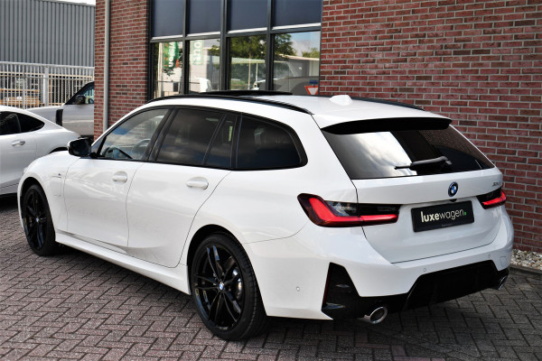 BMW 3 Serie Touring 330e M-Sport Pano ACC El-zetel HUD 19inch Camera Adp-onderstel