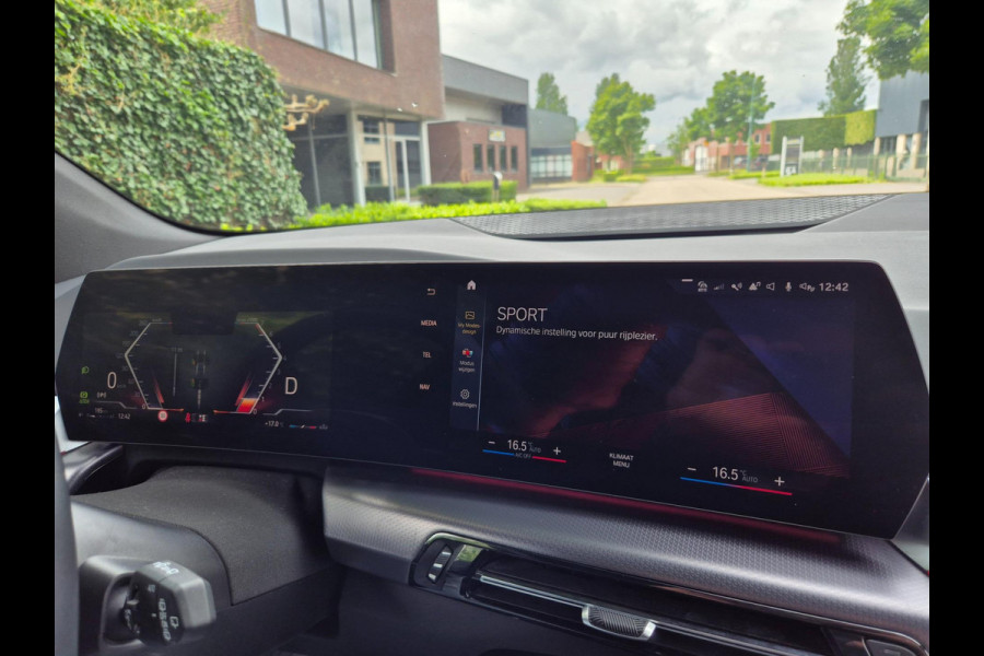 BMW 2 Serie Active Tourer M Sport ACC Line Assist CarPlay Trekhaak Cam H&K Sparkling copper grey Fabriek garantie 2026
