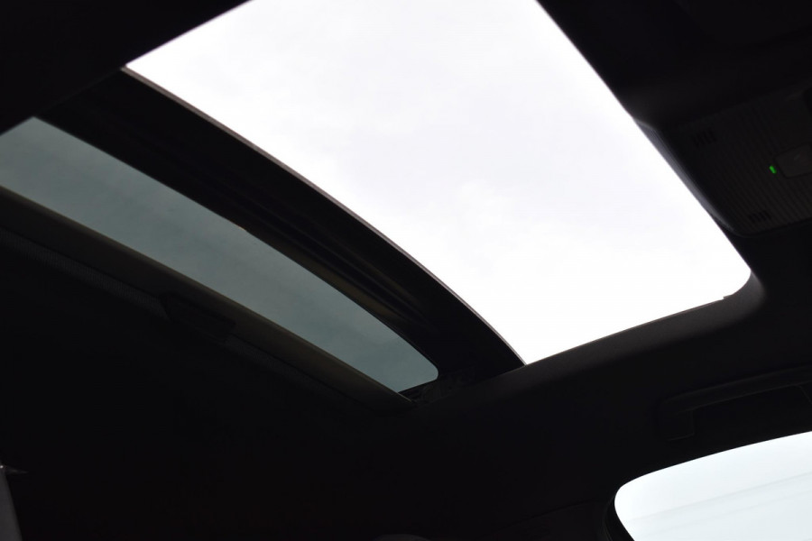 Volkswagen Golf 1.5 eTSI R-Line Pano HUD H&K Lane Camera