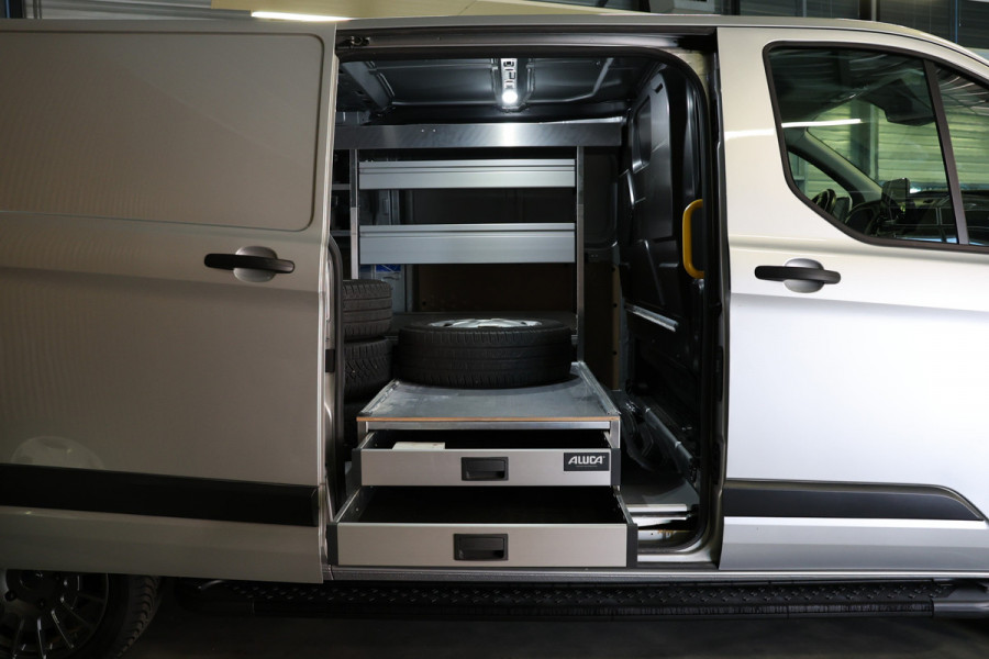 Ford Transit Custom 320 2.0 TDCI L2H1 Raptor Edition | Bi-Xenon | CarPlay | Navigatie | Camera | Stoelverwarming | Dodehoek detector | DAB | Werkplaatsinrichting | 3-Zitter | Dealer onderhouden | Nieuwe APK