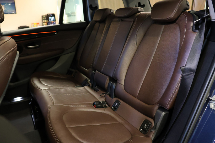 BMW 2 Serie Gran Tourer 218i Luxury Line | 7-Zitter | HUD | Lederen bekleding | Stoel- en stuurverwarming | Navigatie | Camera | Adaptieve L Sportstoelen | Alarm Klasse 3 | Elek. achterklep | DAB | Dealer onderhouden | NAP Logisch