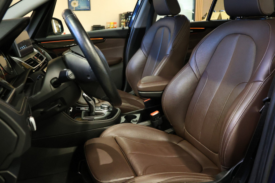 BMW 2 Serie Gran Tourer 218i Luxury Line | 7-Zitter | HUD | Lederen bekleding | Stoel- en stuurverwarming | Navigatie | Camera | Adaptieve L Sportstoelen | Alarm Klasse 3 | Elek. achterklep | DAB | Dealer onderhouden | NAP Logisch