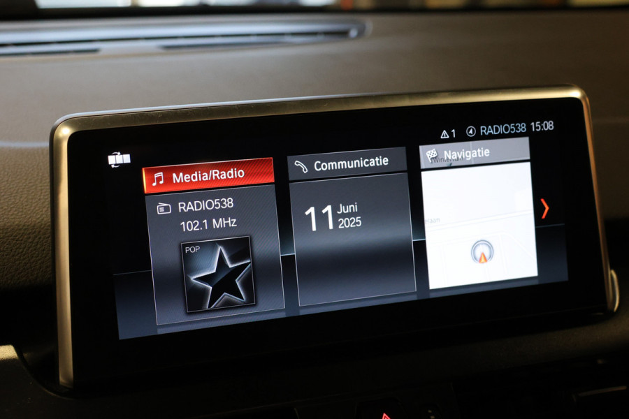 BMW 2 Serie Gran Tourer 218i Luxury Line | 7-Zitter | HUD | Lederen bekleding | Stoel- en stuurverwarming | Navigatie | Camera | Adaptieve L Sportstoelen | Alarm Klasse 3 | Elek. achterklep | DAB | Dealer onderhouden | NAP Logisch