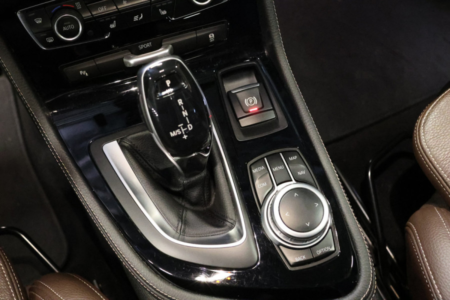 BMW 2 Serie Gran Tourer 218i Luxury Line | 7-Zitter | HUD | Lederen bekleding | Stoel- en stuurverwarming | Navigatie | Camera | Adaptieve L Sportstoelen | Alarm Klasse 3 | Elek. achterklep | DAB | Dealer onderhouden | NAP Logisch