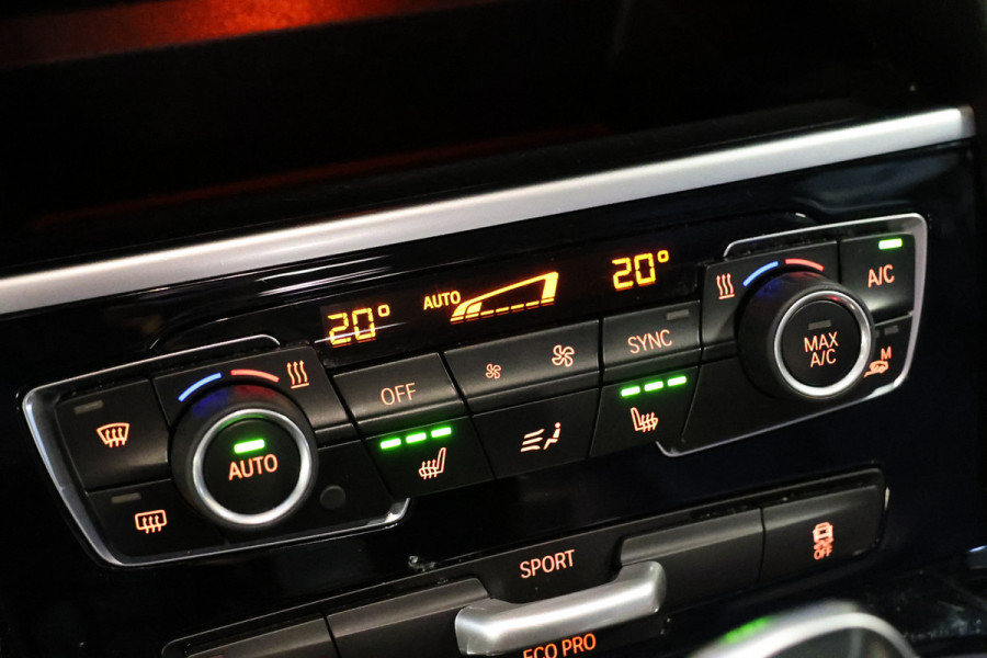 BMW 2 Serie Gran Tourer 218i Luxury Line | 7-Zitter | HUD | Lederen bekleding | Stoel- en stuurverwarming | Navigatie | Camera | Adaptieve L Sportstoelen | Alarm Klasse 3 | Elek. achterklep | DAB | Dealer onderhouden | NAP Logisch