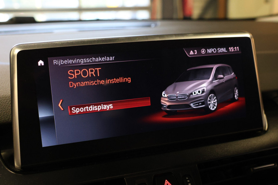 BMW 2 Serie Gran Tourer 218i Luxury Line | 7-Zitter | HUD | Lederen bekleding | Stoel- en stuurverwarming | Navigatie | Camera | Adaptieve L Sportstoelen | Alarm Klasse 3 | Elek. achterklep | DAB | Dealer onderhouden | NAP Logisch
