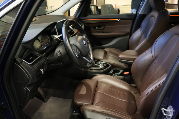 BMW 2 Serie Gran Tourer 218i Luxury Line | 7-Zitter | HUD | Lederen bekleding | Stoel- en stuurverwarming | Navigatie | Camera | Adaptieve L Sportstoelen | Alarm Klasse 3 | Elek. achterklep | DAB | Dealer onderhouden | NAP Logisch
