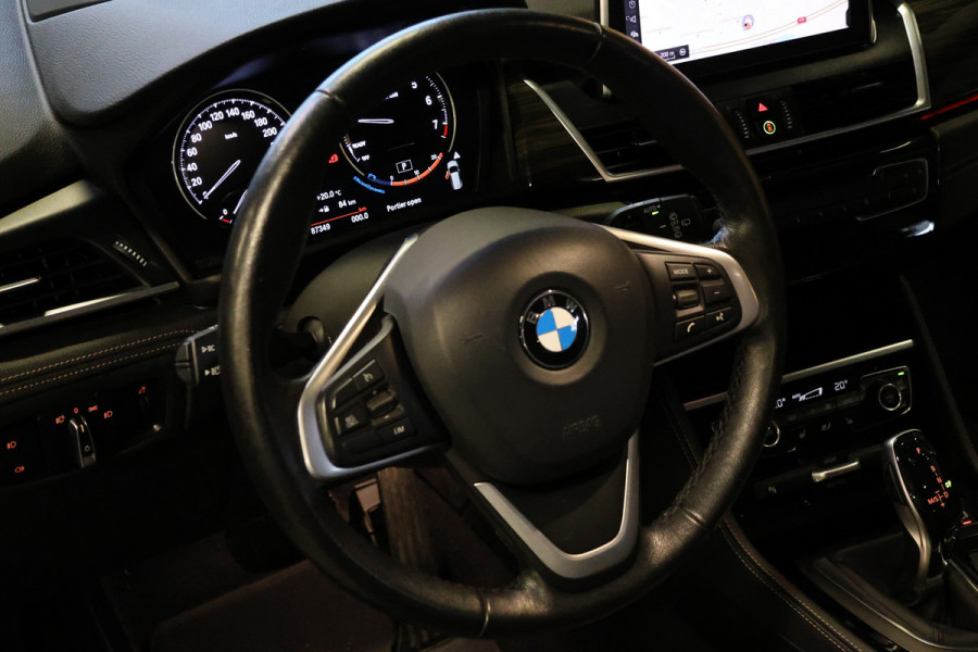BMW 2 Serie Gran Tourer 218i Luxury Line | 7-Zitter | HUD | Lederen bekleding | Stoel- en stuurverwarming | Navigatie | Camera | Adaptieve L Sportstoelen | Alarm Klasse 3 | Elek. achterklep | DAB | Dealer onderhouden | NAP Logisch