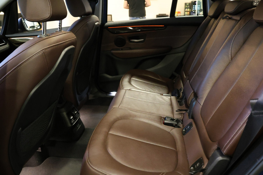 BMW 2 Serie Gran Tourer 218i Luxury Line | 7-Zitter | HUD | Lederen bekleding | Stoel- en stuurverwarming | Navigatie | Camera | Adaptieve L Sportstoelen | Alarm Klasse 3 | Elek. achterklep | DAB | Dealer onderhouden | NAP Logisch