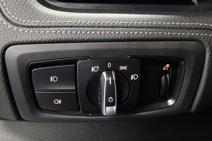 BMW 2 Serie Gran Tourer 218i Luxury Line | 7-Zitter | HUD | Lederen bekleding | Stoel- en stuurverwarming | Navigatie | Camera | Adaptieve L Sportstoelen | Alarm Klasse 3 | Elek. achterklep | DAB | Dealer onderhouden | NAP Logisch
