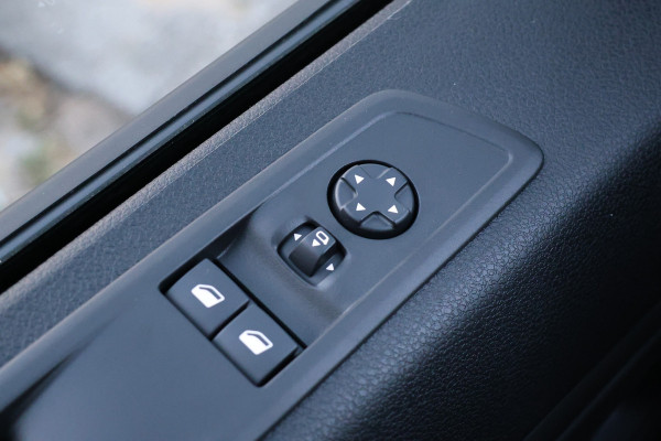 Peugeot Expert 2.0 BlueHDi 180PK L3 DC | 5-Zitter | Dubbel cabine | 360 Camera | Lederen bekleding | CarPlay | Navigatie | Stoelverwarming | Stuurwielverwarming | Massage | Elek. stoel | Lane Assist |  Dodehoek detector