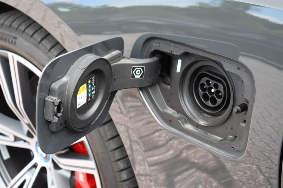 BMW 3-serie 330e xDrive M-Sport Pro Dravit H/K 19inch HUD Camera