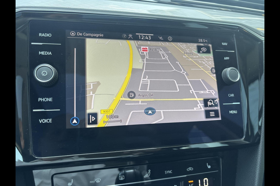 Volkswagen Passat Variant 1.4 TSI PHEV GTE Business | schuifdak | ACC | matrix LED | halfleder |