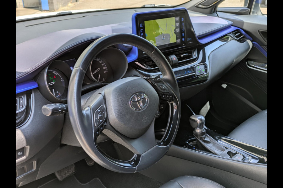 Toyota C-HR 1.8 Hybrid Bi-Tone Plus|Leder|Blindspot|Keyless-Entry|JBL|Stoelverwarming|Afn.Trekhaak|Dealer onderhouden
