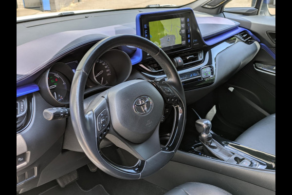 Toyota C-HR 1.8 Hybrid Bi-Tone Plus|Leder|Blindspot|Keyless-Entry|JBL|Stoelverwarming|Afn.Trekhaak|Dealer onderhouden
