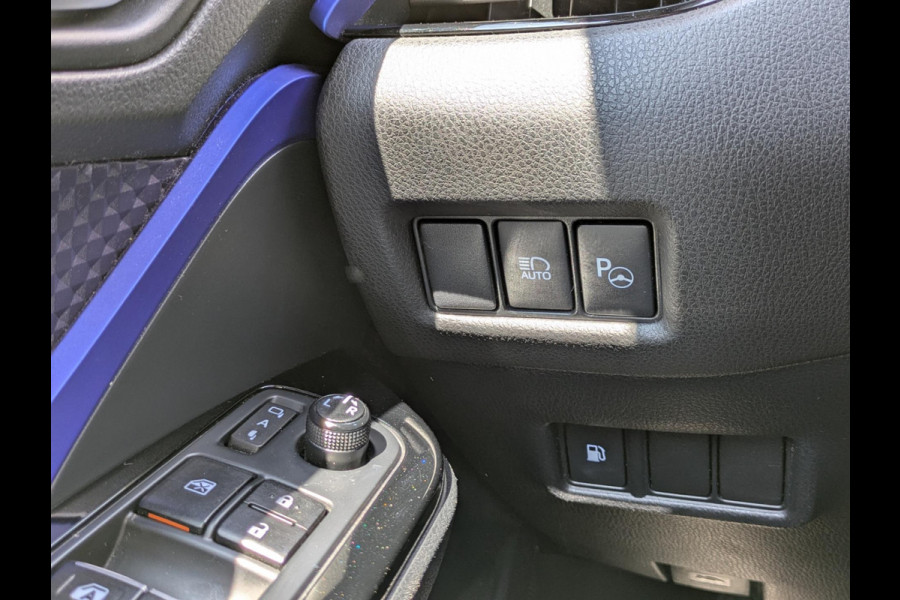 Toyota C-HR 1.8 Hybrid Bi-Tone Plus|Leder|Blindspot|Keyless-Entry|JBL|Stoelverwarming|Afn.Trekhaak|Dealer onderhouden