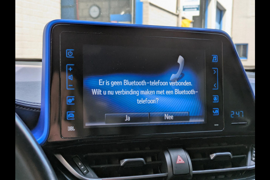 Toyota C-HR 1.8 Hybrid Bi-Tone Plus|Leder|Blindspot|Keyless-Entry|JBL|Stoelverwarming|Afn.Trekhaak|Dealer onderhouden