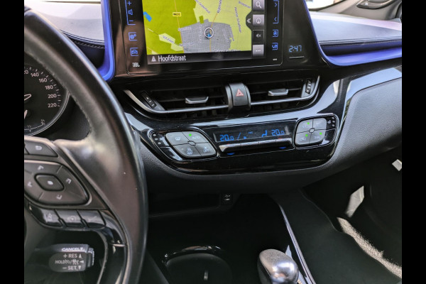 Toyota C-HR 1.8 Hybrid Bi-Tone Plus|Leder|Blindspot|Keyless-Entry|JBL|Stoelverwarming|Afn.Trekhaak|Dealer onderhouden