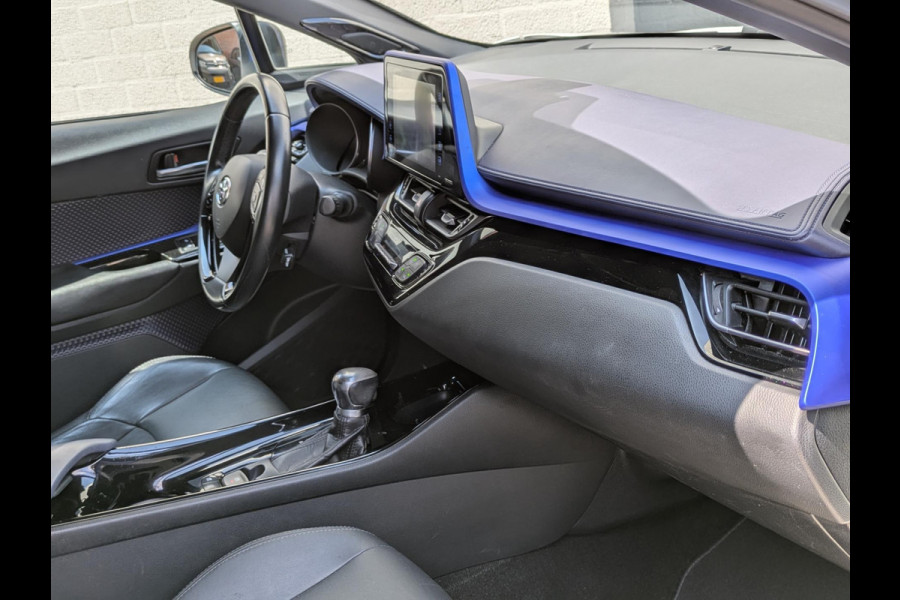 Toyota C-HR 1.8 Hybrid Bi-Tone Plus|Leder|Blindspot|Keyless-Entry|JBL|Stoelverwarming|Afn.Trekhaak|Dealer onderhouden
