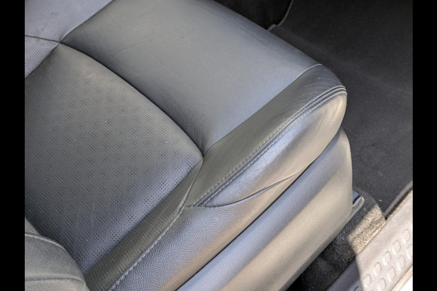 Toyota C-HR 1.8 Hybrid Bi-Tone Plus|Leder|Blindspot|Keyless-Entry|JBL|Stoelverwarming|Afn.Trekhaak|Dealer onderhouden