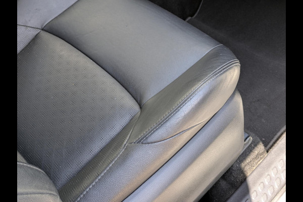 Toyota C-HR 1.8 Hybrid Bi-Tone Plus|Leder|Blindspot|Keyless-Entry|JBL|Stoelverwarming|Afn.Trekhaak|Dealer onderhouden