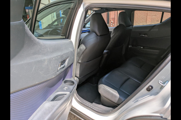 Toyota C-HR 1.8 Hybrid Bi-Tone Plus|Leder|Blindspot|Keyless-Entry|JBL|Stoelverwarming|Afn.Trekhaak|Dealer onderhouden