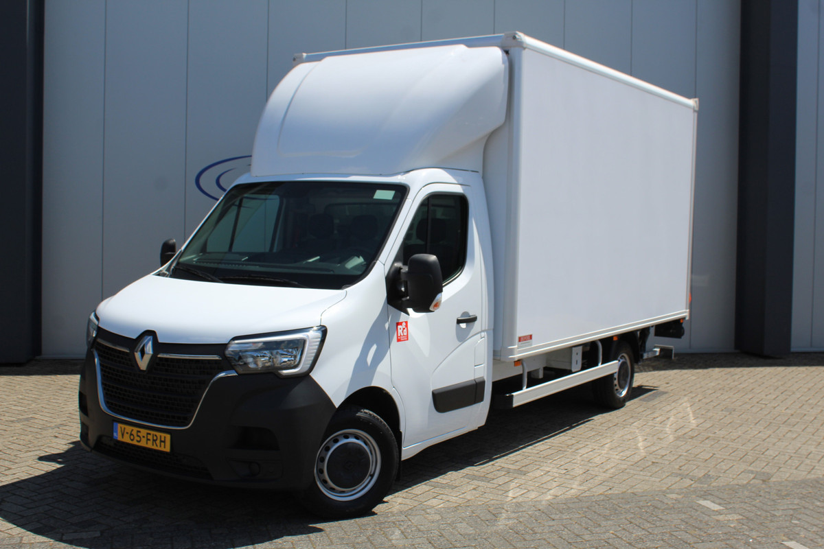 Renault Master T35 2.3 dCi 165 L3. Slechts 8.911km. Afmetingen laadbak: L=4.17cm / B=2.15cm / H=2.36cm Airco, centr. vergr., cruise control, telefoonvoorb., zij-deur, lift, 3-zits, LED dagrijverlichting, laadruimte betimmerd etc. Renault Master T35 2.3 dCi 165 L3. Slechts 8.911km. Afmetingen laadbak: L=4.17cm / B=2.15cm / H=2.36cm Airco, centr. vergr., cruise control, telefoonvoorb., zij-deur, lift, 3-zits, LED dagrijverlichting, laadruimte betimmerd etc.