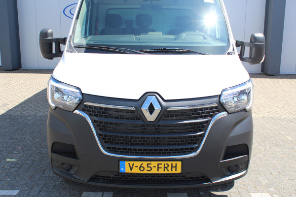 Renault Master T35 2.3 dCi 165 L3. Slechts 8.911km. Afmetingen laadbak: L=4.17cm / B=2.15cm / H=2.36cm Airco, centr. vergr., cruise control, telefoonvoorb., zij-deur, lift, 3-zits, LED dagrijverlichting, laadruimte betimmerd etc.