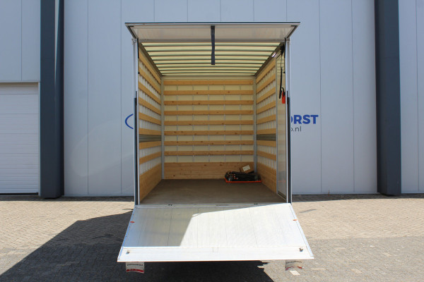Renault Master T35 2.3 dCi 165 L3. Slechts 8.911km. Afmetingen laadbak: L=4.17cm / B=2.15cm / H=2.36cm Airco, centr. vergr., cruise control, telefoonvoorb., zij-deur, lift, 3-zits, LED dagrijverlichting, laadruimte betimmerd etc.