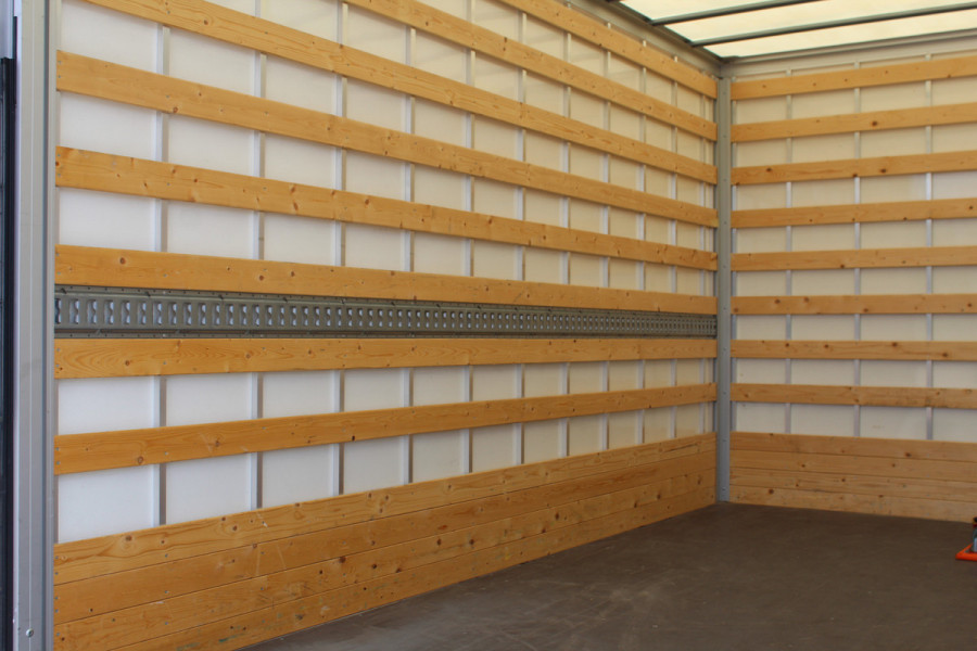 Renault Master T35 2.3 dCi 165 L3. Slechts 8.911km. Afmetingen laadbak: L=4.17cm / B=2.15cm / H=2.36cm Airco, centr. vergr., cruise control, telefoonvoorb., zij-deur, lift, 3-zits, LED dagrijverlichting, laadruimte betimmerd etc.