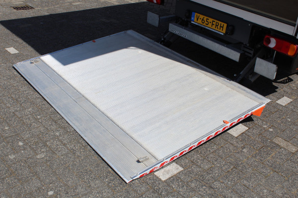 Renault Master T35 2.3 dCi 165 L3. Slechts 8.911km. Afmetingen laadbak: L=4.17cm / B=2.15cm / H=2.36cm Airco, centr. vergr., cruise control, telefoonvoorb., zij-deur, lift, 3-zits, LED dagrijverlichting, laadruimte betimmerd etc.
