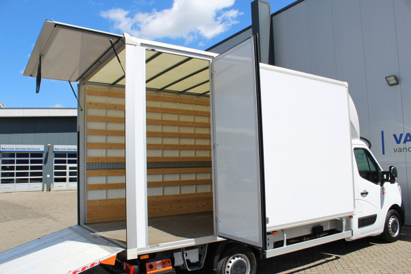 Renault Master T35 2.3 dCi 165 L3. Slechts 8.911km. Afmetingen laadbak: L=4.17cm / B=2.15cm / H=2.36cm Airco, centr. vergr., cruise control, telefoonvoorb., zij-deur, lift, 3-zits, LED dagrijverlichting, laadruimte betimmerd etc.