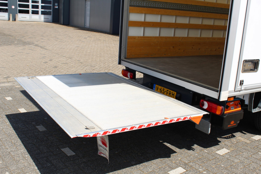 Renault Master T35 2.3 dCi 165 L3. Slechts 8.911km. Afmetingen laadbak: L=4.17cm / B=2.15cm / H=2.36cm Airco, centr. vergr., cruise control, telefoonvoorb., zij-deur, lift, 3-zits, LED dagrijverlichting, laadruimte betimmerd etc.