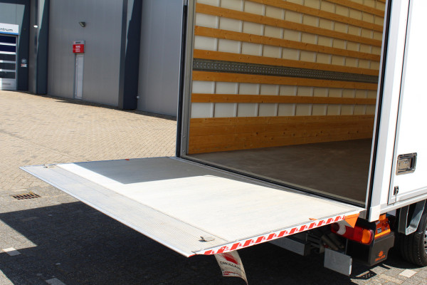 Renault Master T35 2.3 dCi 165 L3. Slechts 8.911km. Afmetingen laadbak: L=4.17cm / B=2.15cm / H=2.36cm Airco, centr. vergr., cruise control, telefoonvoorb., zij-deur, lift, 3-zits, LED dagrijverlichting, laadruimte betimmerd etc.