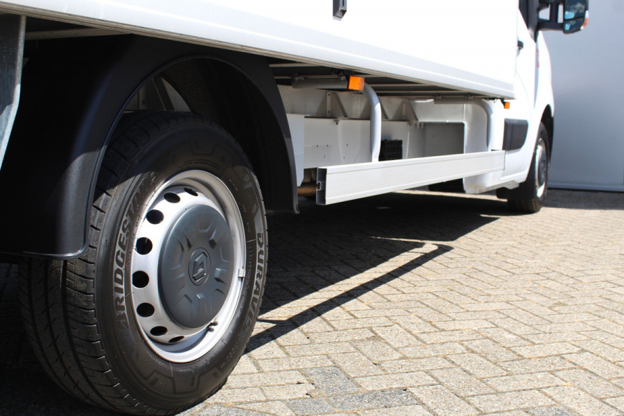 Renault Master T35 2.3 dCi 165 L3. Slechts 8.911km. Afmetingen laadbak: L=4.17cm / B=2.15cm / H=2.36cm Airco, centr. vergr., cruise control, telefoonvoorb., zij-deur, lift, 3-zits, LED dagrijverlichting, laadruimte betimmerd etc.
