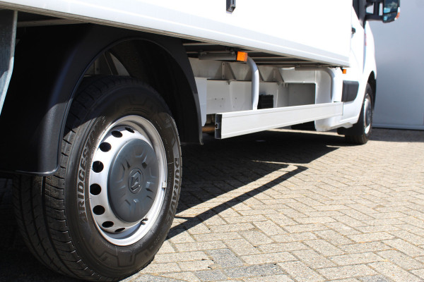Renault Master T35 2.3 dCi 165 L3. Slechts 8.911km. Afmetingen laadbak: L=4.17cm / B=2.15cm / H=2.36cm Airco, centr. vergr., cruise control, telefoonvoorb., zij-deur, lift, 3-zits, LED dagrijverlichting, laadruimte betimmerd etc.