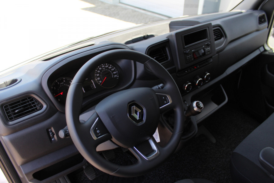 Renault Master T35 2.3 dCi 165 L3. Slechts 8.911km. Afmetingen laadbak: L=4.17cm / B=2.15cm / H=2.36cm Airco, centr. vergr., cruise control, telefoonvoorb., zij-deur, lift, 3-zits, LED dagrijverlichting, laadruimte betimmerd etc.