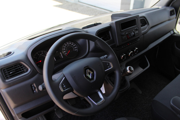 Renault Master T35 2.3 dCi 165 L3. Slechts 8.911km. Afmetingen laadbak: L=4.17cm / B=2.15cm / H=2.36cm Airco, centr. vergr., cruise control, telefoonvoorb., zij-deur, lift, 3-zits, LED dagrijverlichting, laadruimte betimmerd etc.