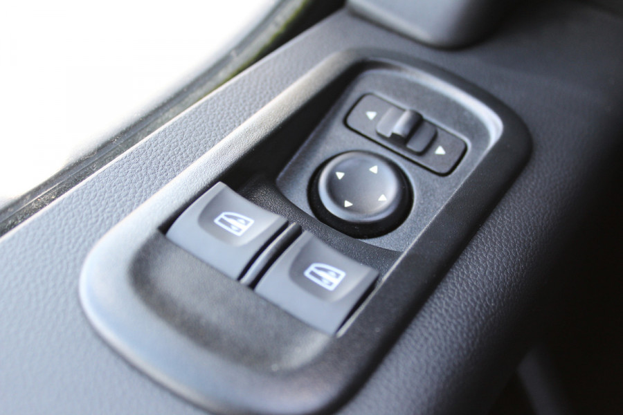 Renault Master T35 2.3 dCi 165 L3. Slechts 8.911km. Afmetingen laadbak: L=4.17cm / B=2.15cm / H=2.36cm Airco, centr. vergr., cruise control, telefoonvoorb., zij-deur, lift, 3-zits, LED dagrijverlichting, laadruimte betimmerd etc.