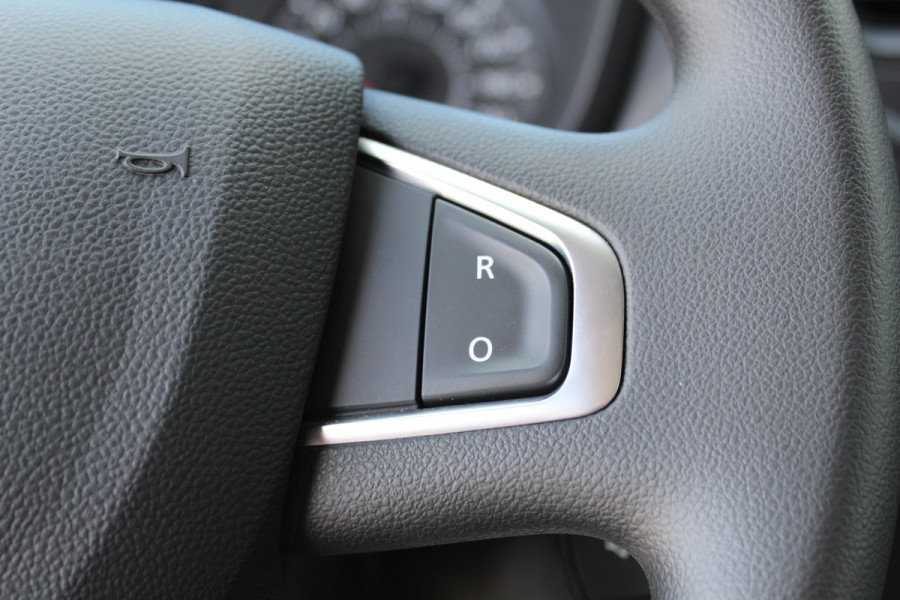 Renault Master T35 2.3 dCi 165 L3. Slechts 8.911km. Afmetingen laadbak: L=4.17cm / B=2.15cm / H=2.36cm Airco, centr. vergr., cruise control, telefoonvoorb., zij-deur, lift, 3-zits, LED dagrijverlichting, laadruimte betimmerd etc.