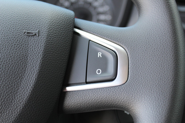 Renault Master T35 2.3 dCi 165 L3. Slechts 8.911km. Afmetingen laadbak: L=4.17cm / B=2.15cm / H=2.36cm Airco, centr. vergr., cruise control, telefoonvoorb., zij-deur, lift, 3-zits, LED dagrijverlichting, laadruimte betimmerd etc.
