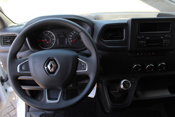 Renault Master T35 2.3 dCi 165 L3. Slechts 8.911km. Afmetingen laadbak: L=4.17cm / B=2.15cm / H=2.36cm Airco, centr. vergr., cruise control, telefoonvoorb., zij-deur, lift, 3-zits, LED dagrijverlichting, laadruimte betimmerd etc.